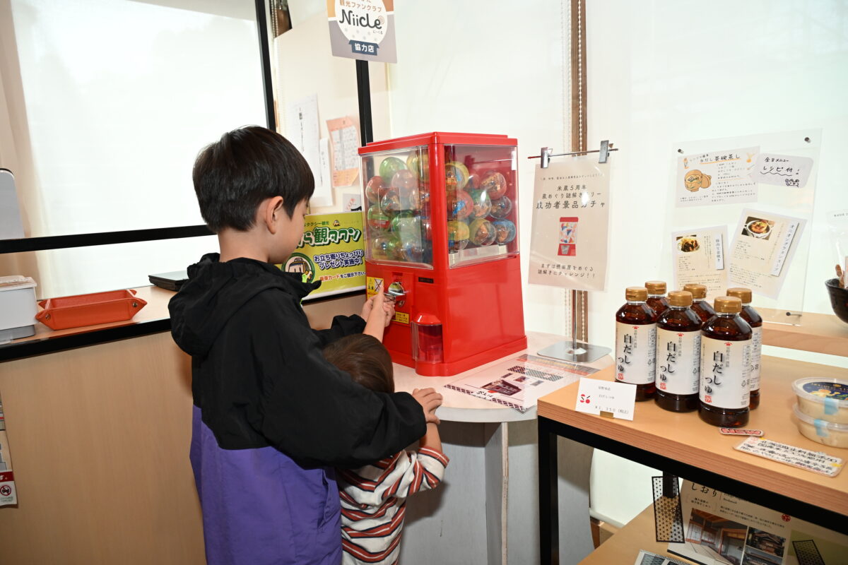 カプセルくじを楽しむ子ども