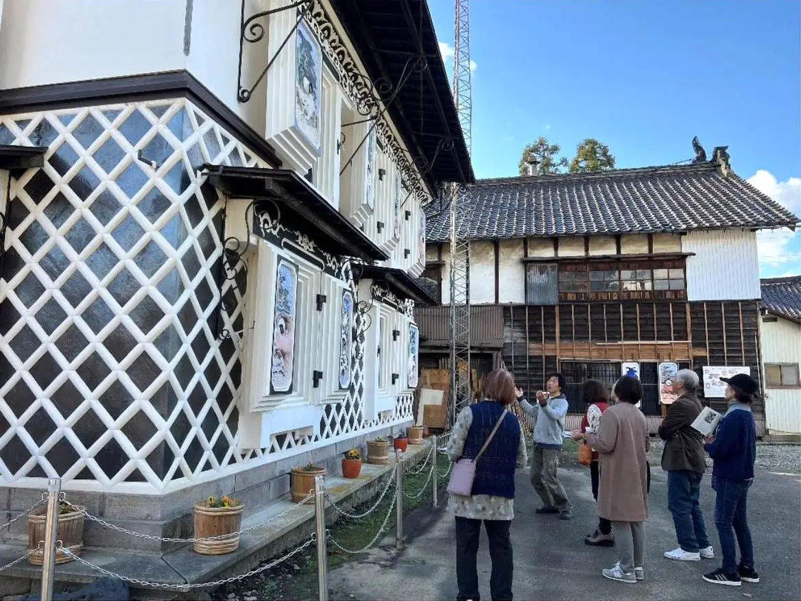 ガイドの案内を聞きながら見学する参加者