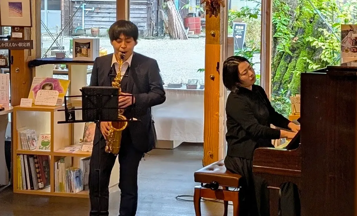 サクソフォーンとピアノによるコンサートの演奏風景