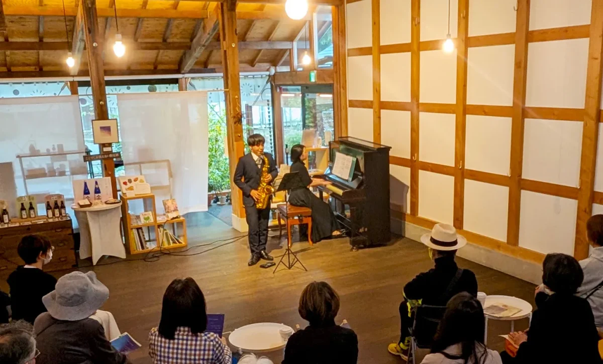 窓から光が差すなか演奏されるアフタヌーンコンサート