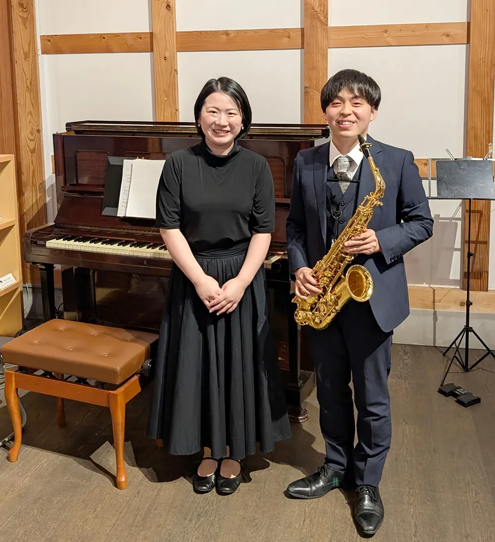演奏を終えた横内魁人さんと渡部乃亜さんの笑顔のツーショット