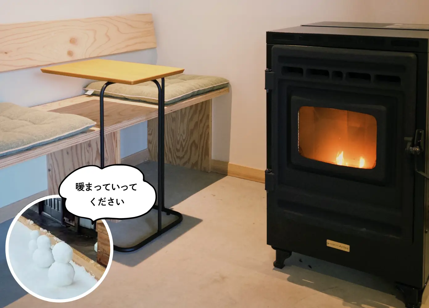 ペレットストーブの炎が見えるイングルヌック席と、くつろげる椅子