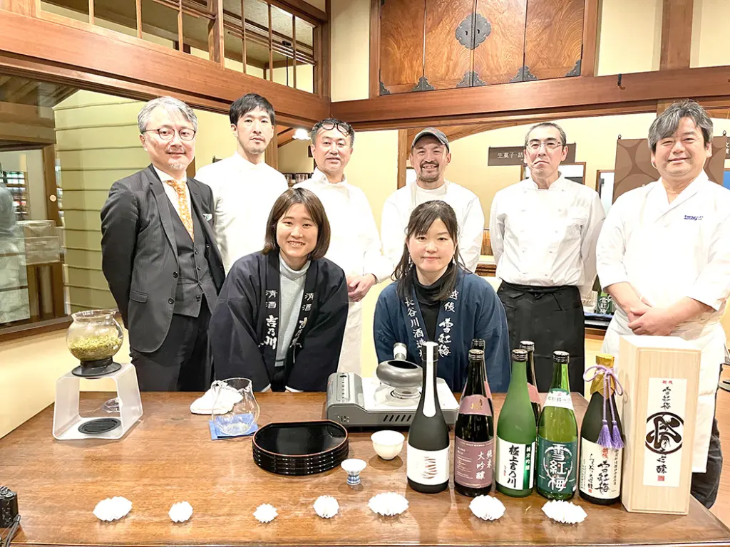 摂田屋・宮内で開催された「Hakko chef’s table」に参加したシェフと蔵元の集合写真
