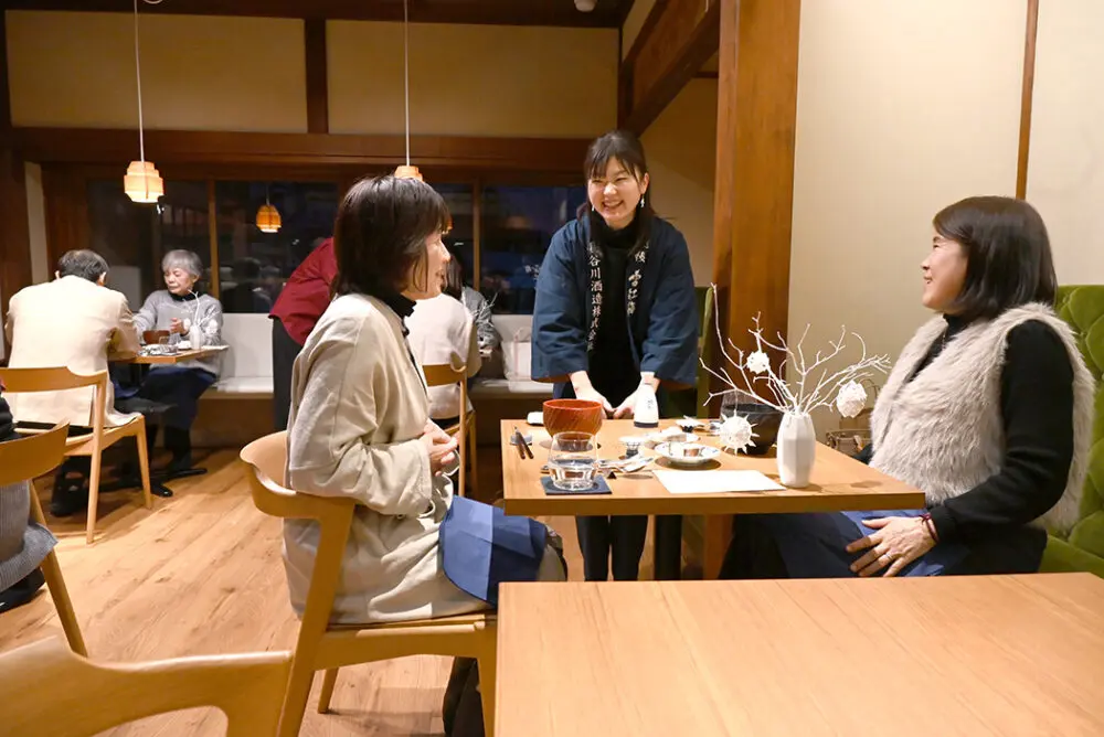 Hakko chef’s tableで特別ディナーを楽しむ参加者の様子