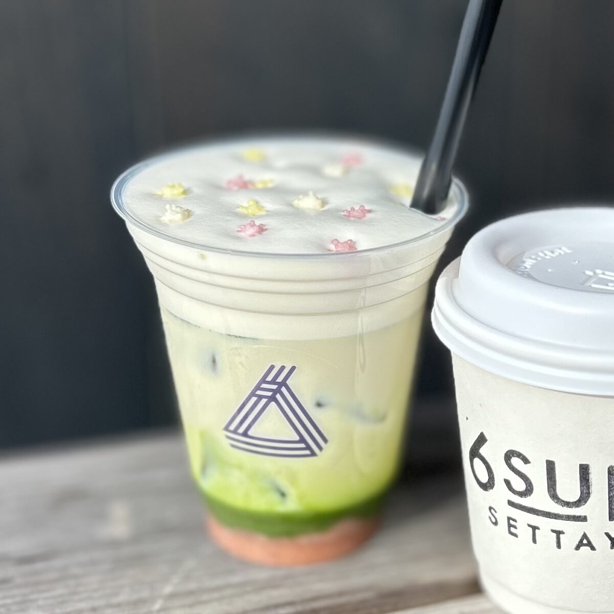 菱餅をイメージした色合いの、浮き星をトッピングしたひな祭りラテ