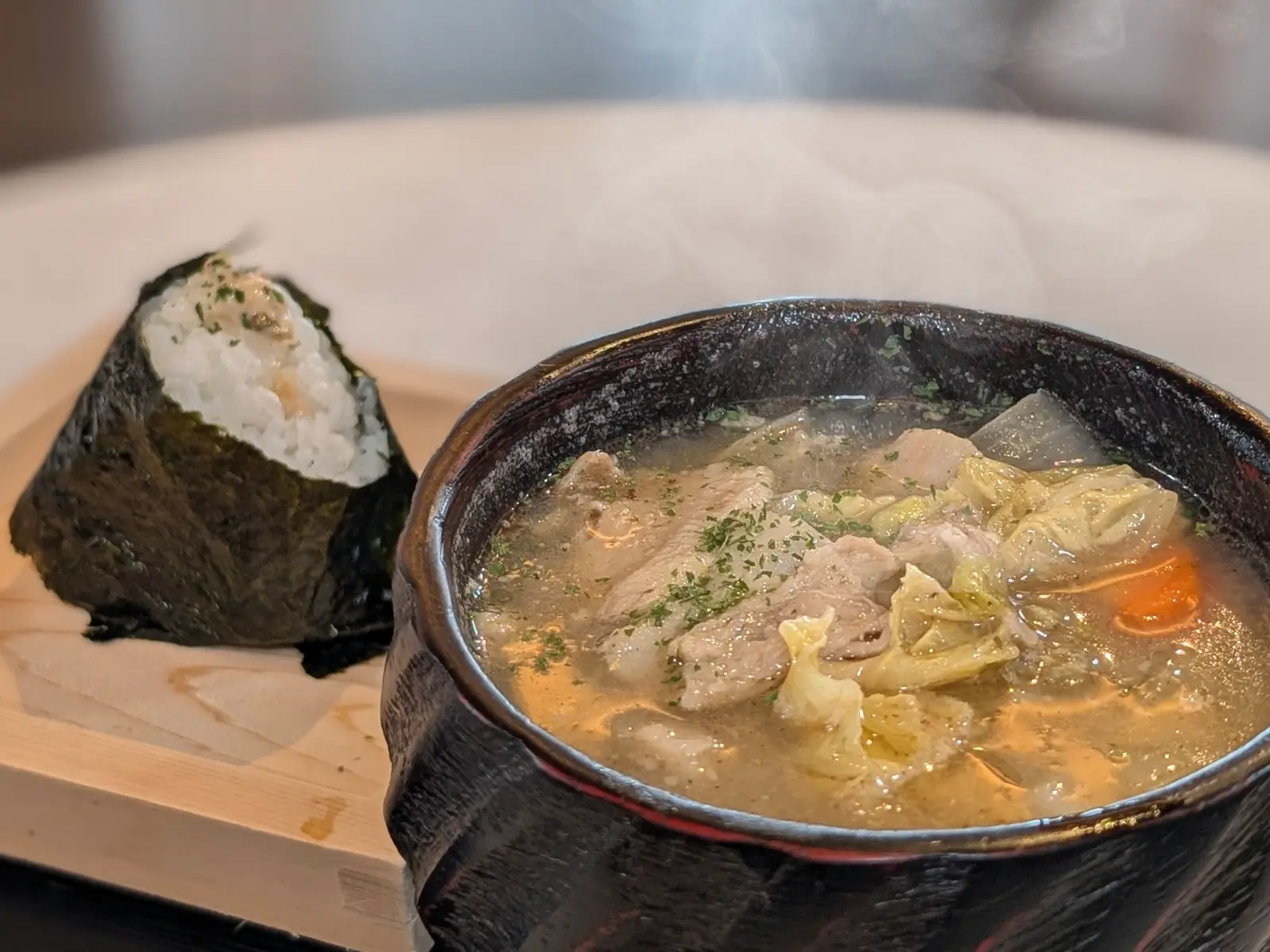 のっぺのズッパと、奥におむすびが並ぶ様子