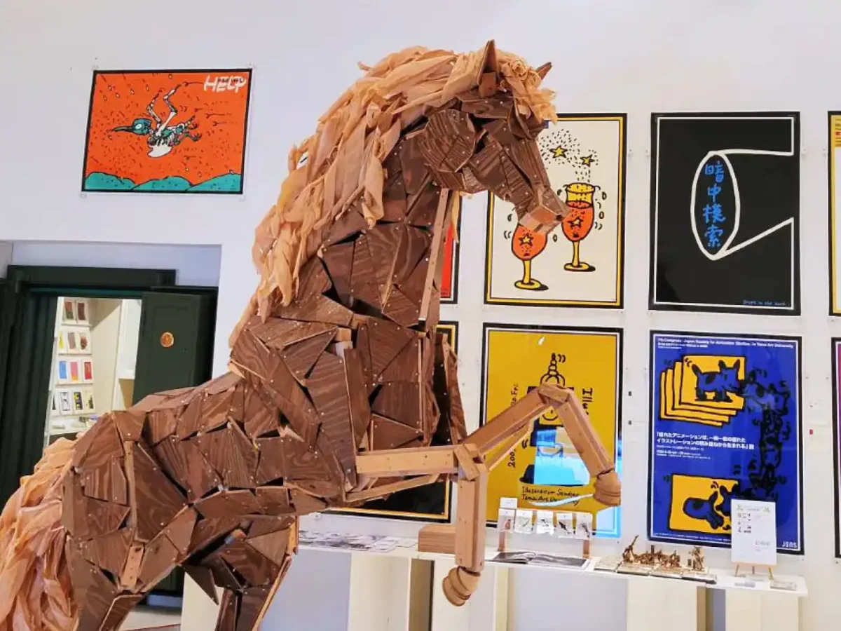 加治聖哉の廃材アート作品、実寸大の馬の展示風景