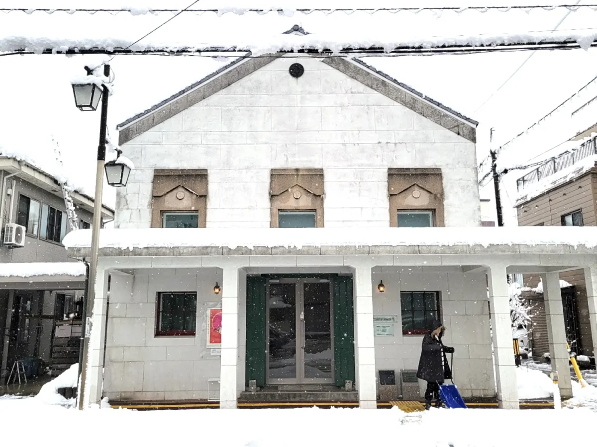 雪が積もった秋山孝ポスター美術館 長岡(APM)の外観