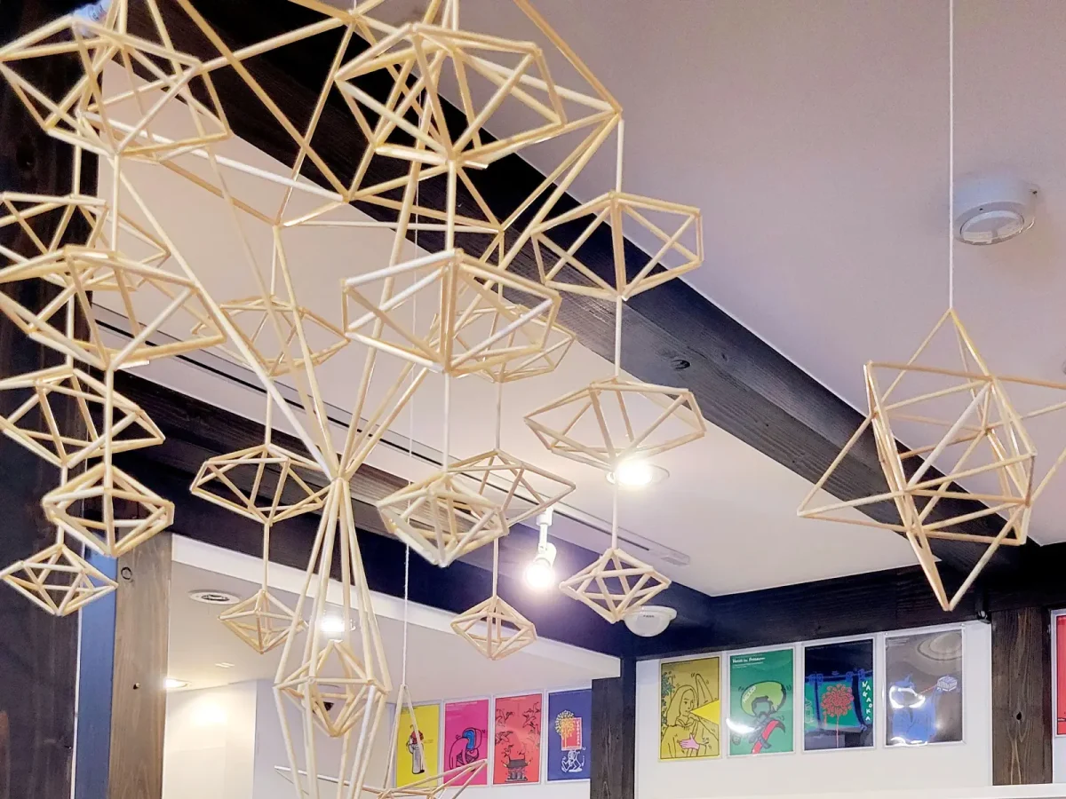 天井に吊るされたヒンメリが光を受けて揺れる様子