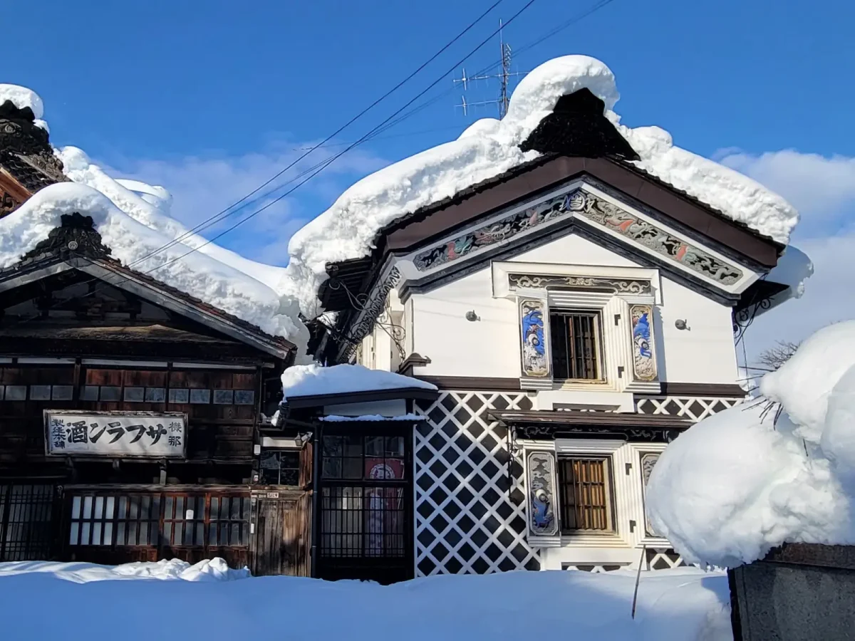 雪に映える鏝絵蔵の外観