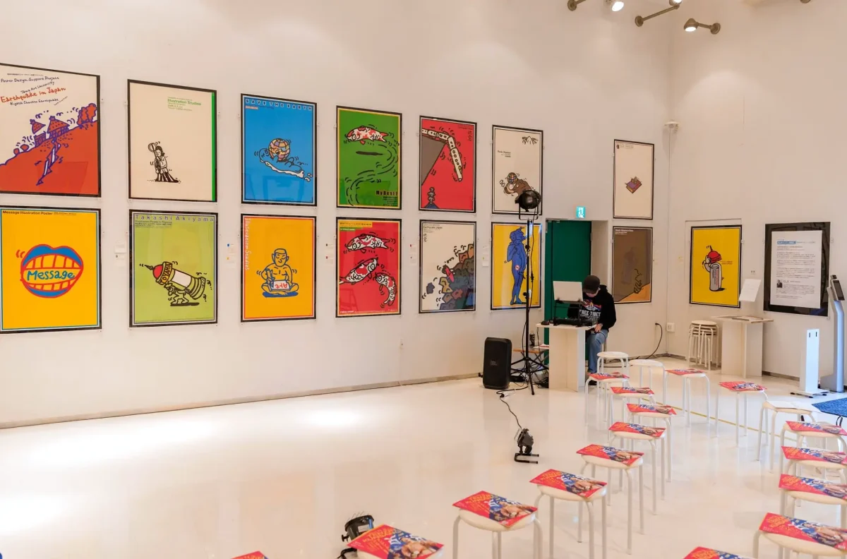 秋山孝ポスター美術館長岡の展示室に椅子が並ぶ様子