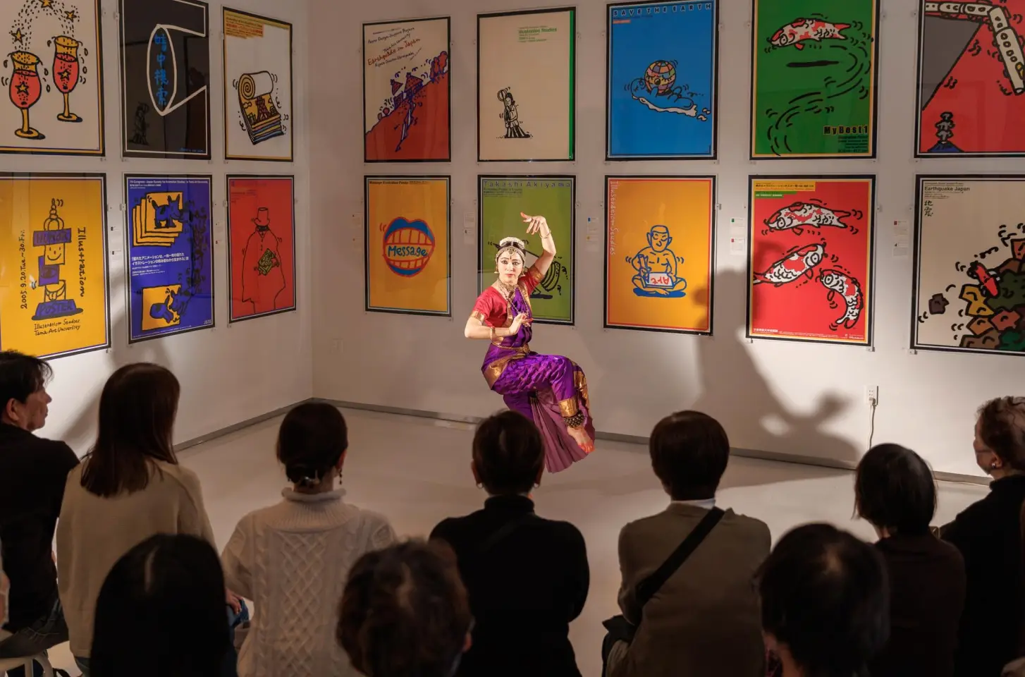 バラタナティヤムを踊る羽倉美和の様子