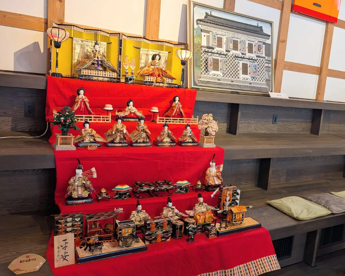 摂田屋6番街発酵ミュージアム・米蔵に展示された七段飾りのおひな様