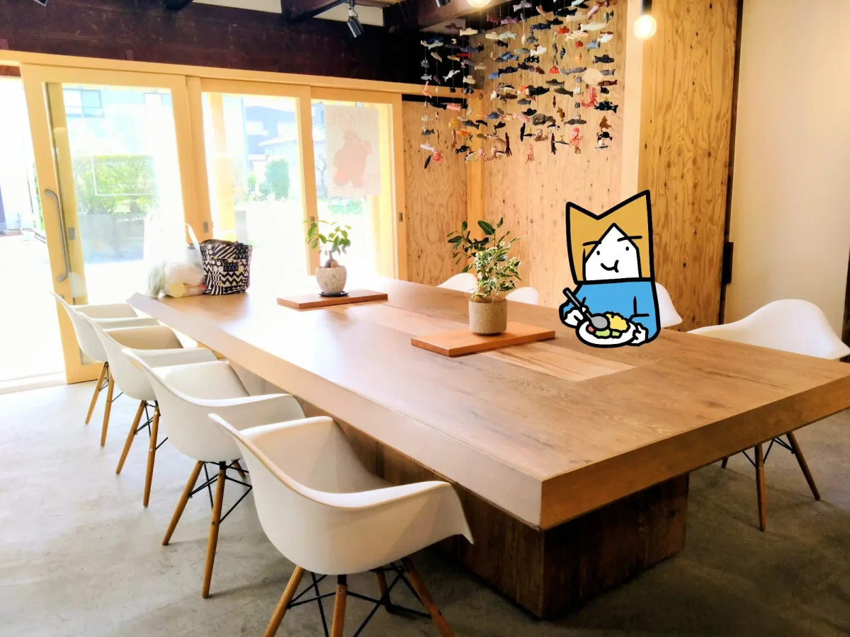 店内の大きなテーブルで食事を楽しむ様子