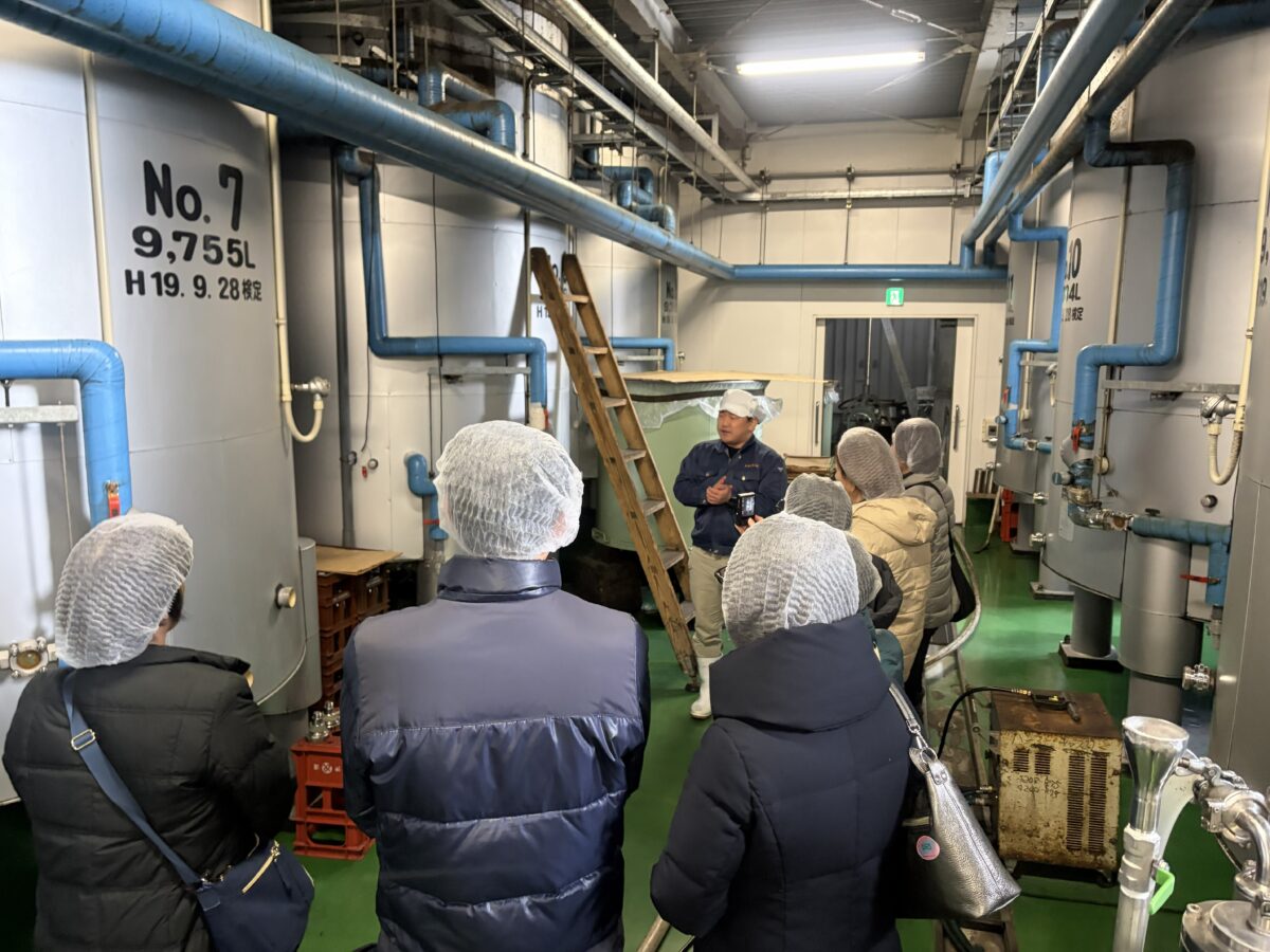 お福酒造で酒蔵見学と試飲を楽しむ参加者