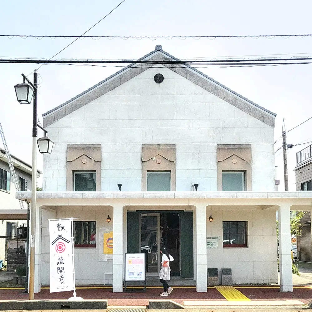 雁木のある美術館エントランス