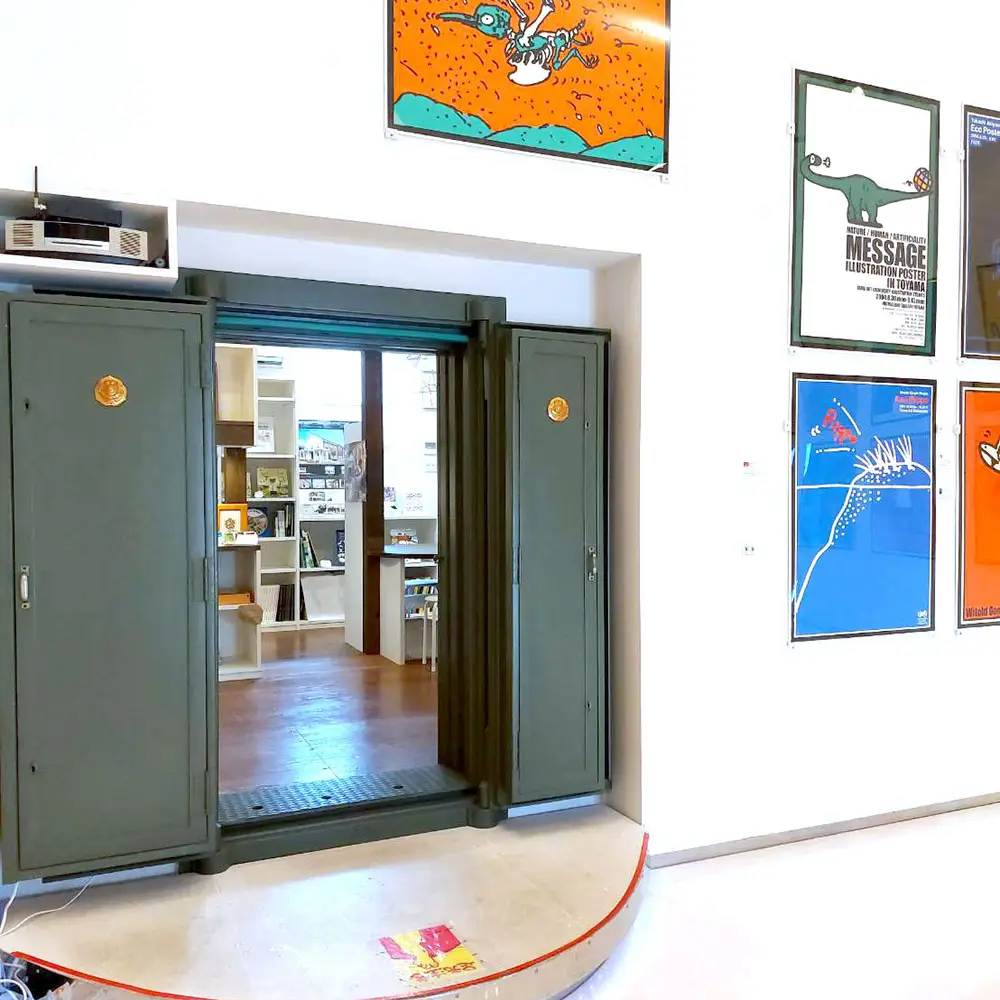 建物内部に残る金庫扉