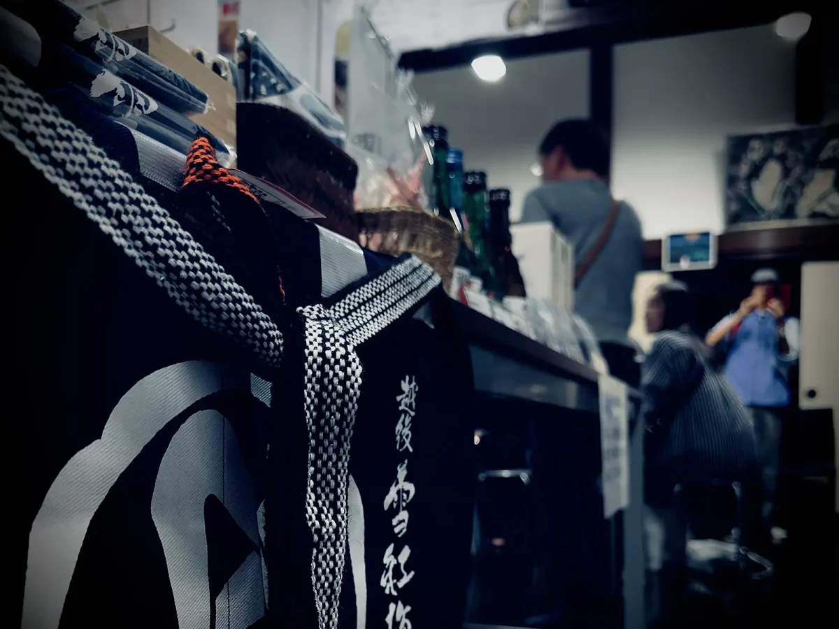 長谷川酒造の店内に集まる来館者の様子