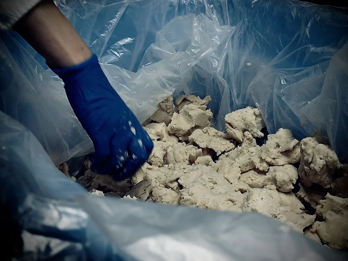 酒粕を容器に詰める企画の様子