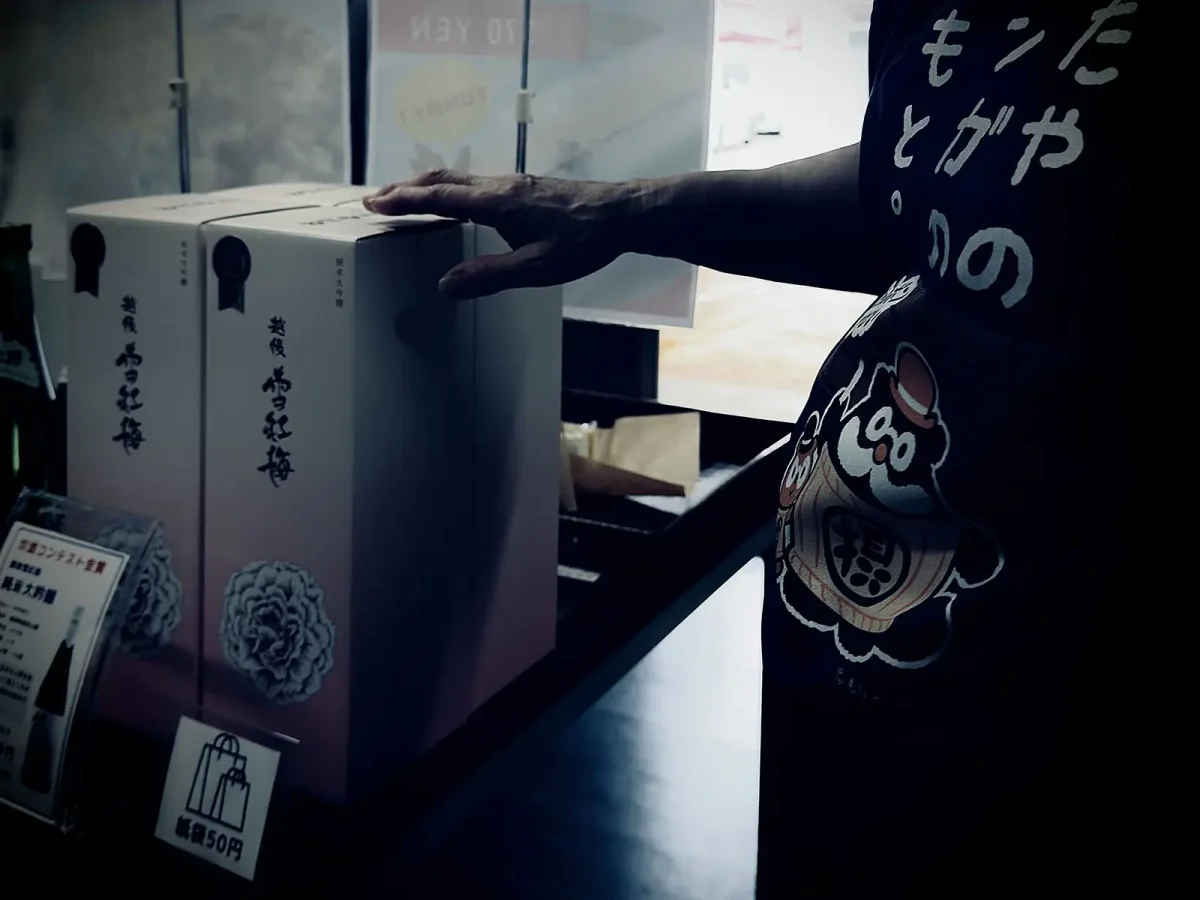 店内で商品説明を受ける来館者の様子