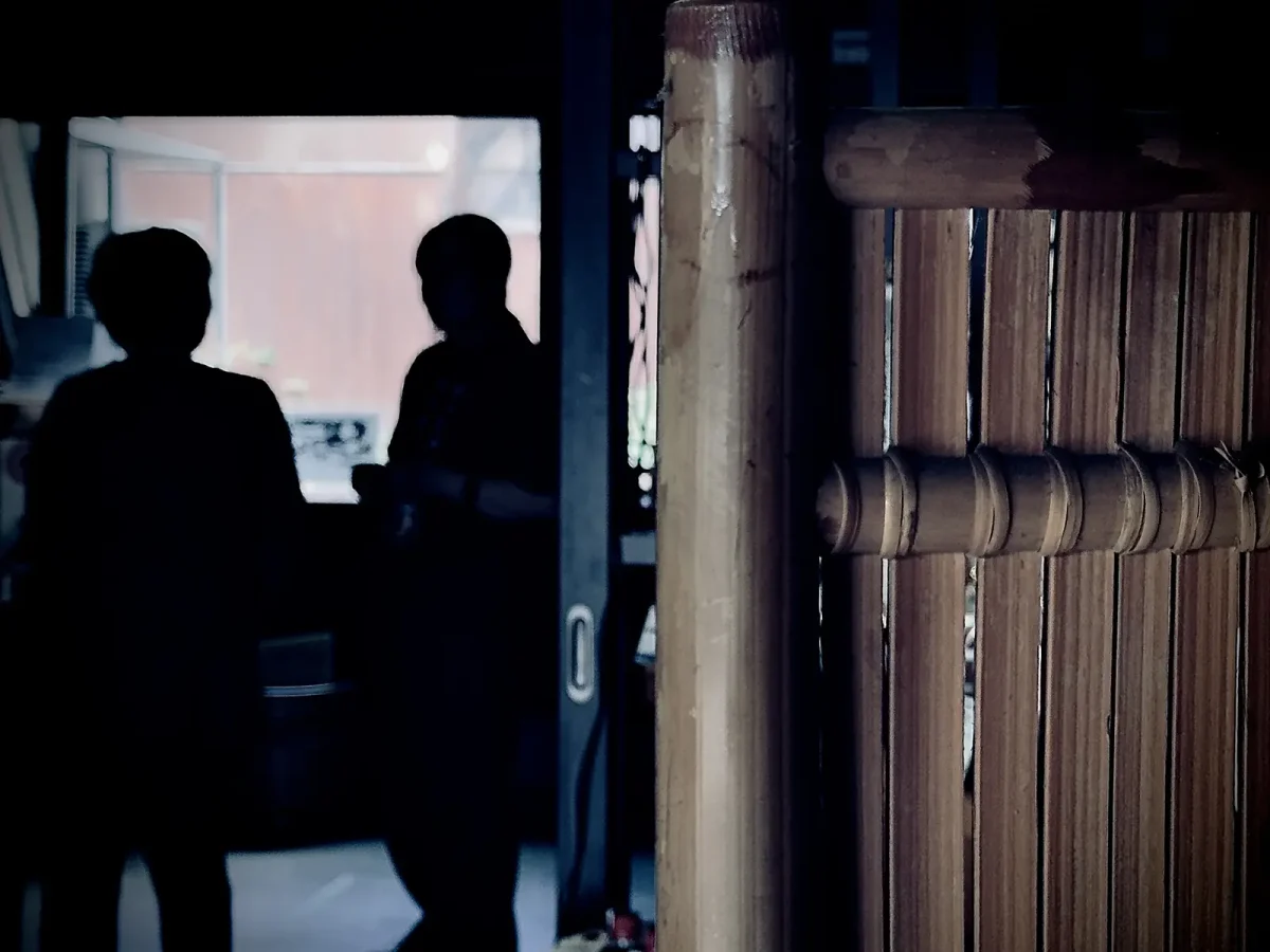 星野本店の店内で店主と話す筆者の様子