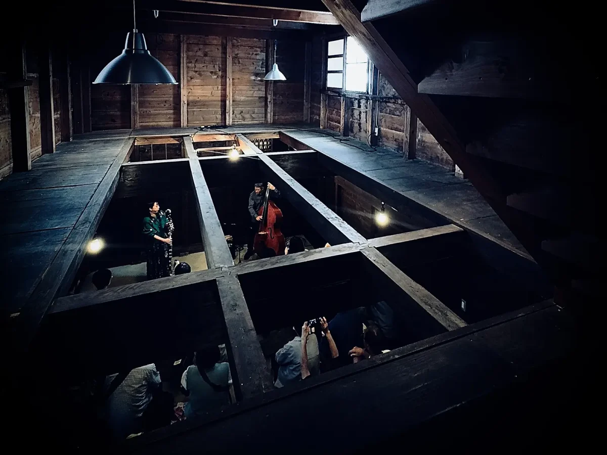 登録有形文化財「三階蔵」内部で行われた演奏の様子