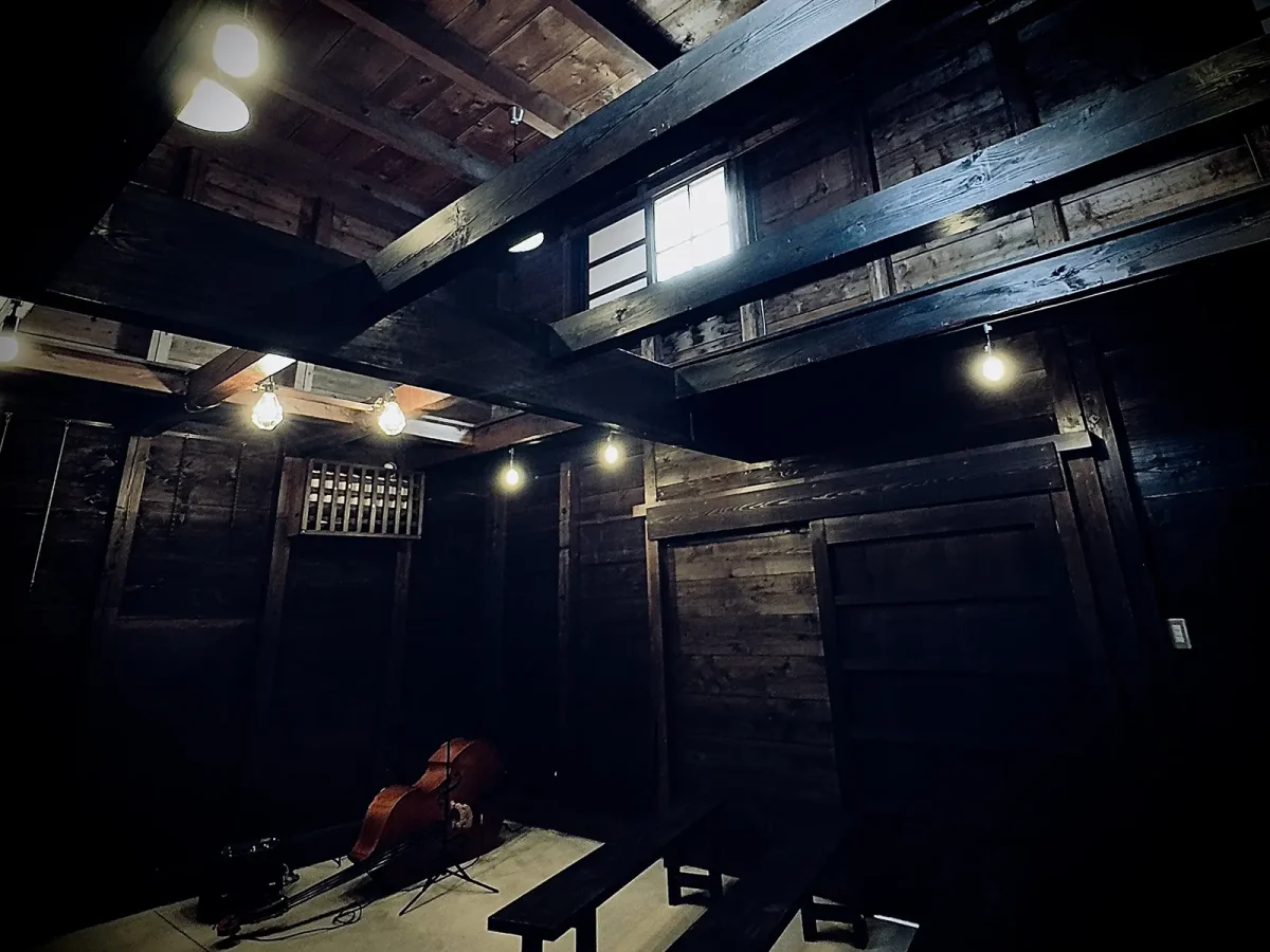 演奏後の三階蔵内部,ウッドベースが置かれた空間
