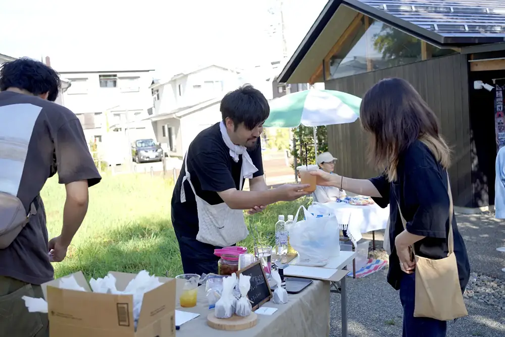 摂田屋グッドモーニングマーケットでドリンクを購入する来場者