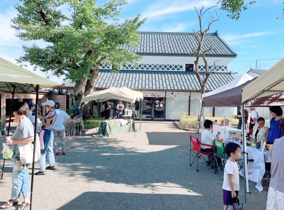 摂田屋グッドモーニングマーケットでにぎわう米蔵の前の様子