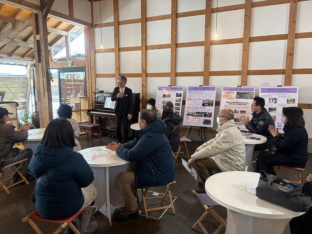 米蔵でまちの説明を聞く参加者