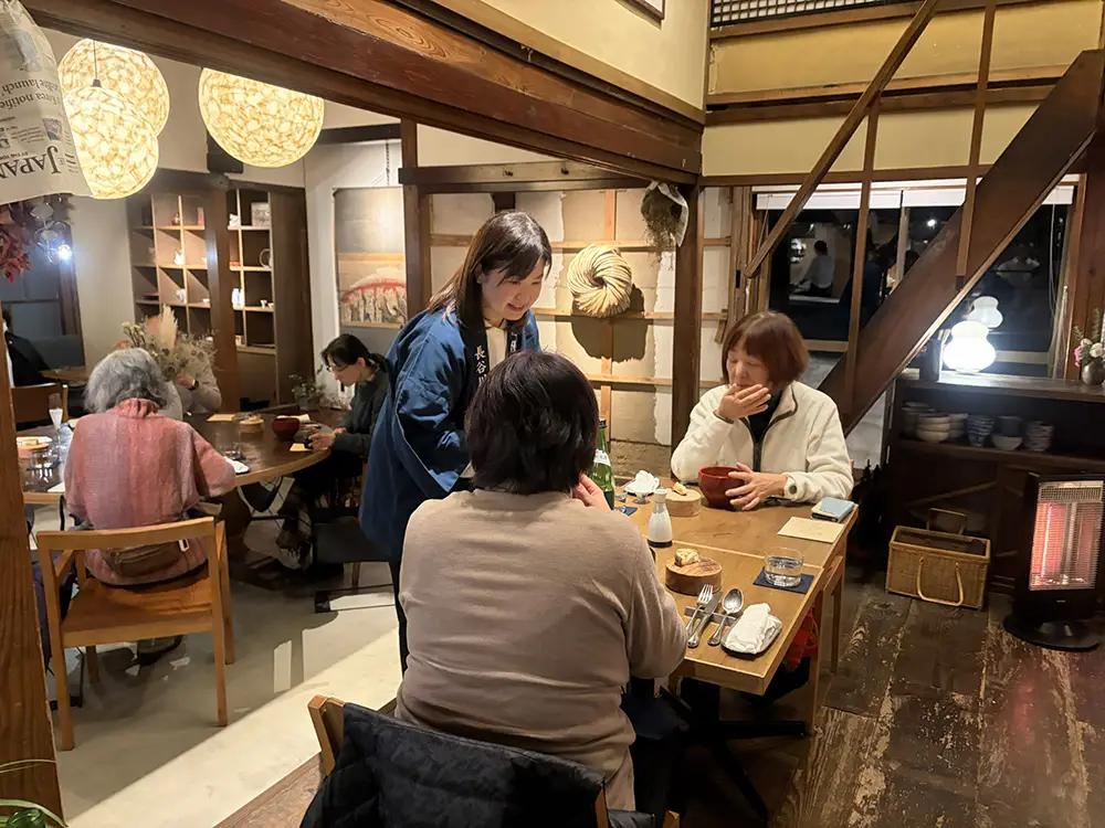 特別ディナーで料理と日本酒のペアリングを楽しむ参加者