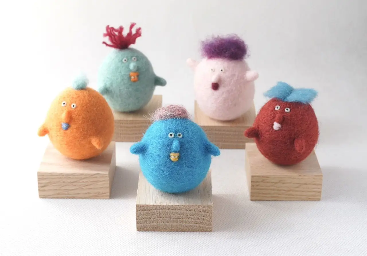 カラフルな羊毛フェルトの起き上がりこぼし作品(複数)