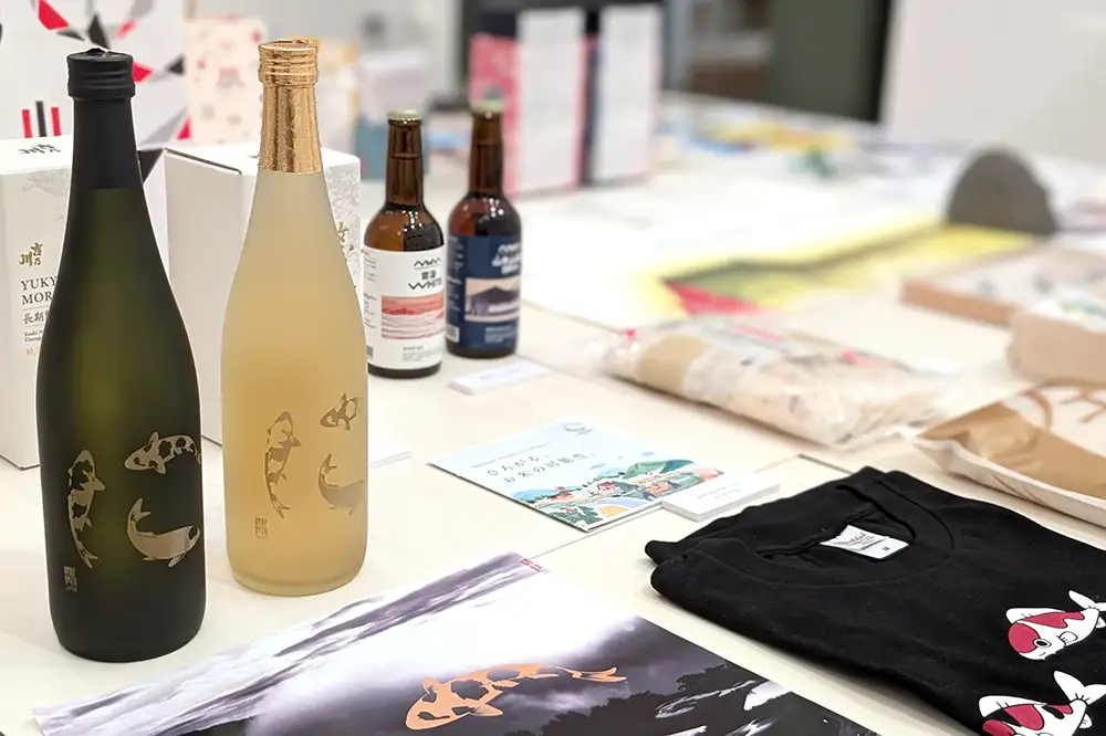 酒や商品パッケージのデザイン事例が並ぶ様子