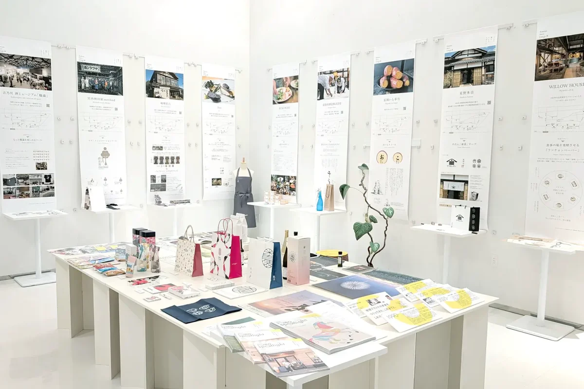 展示パネルとデザイン事例が並ぶ会場全体の様子