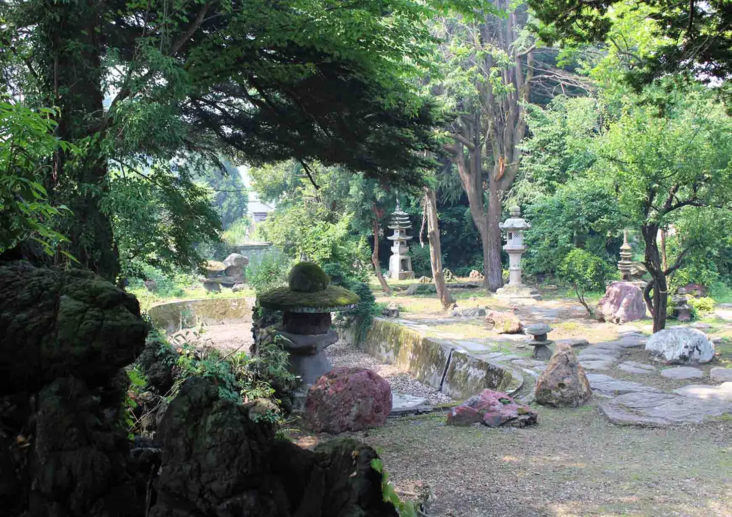 庭園に点在する赤玉石