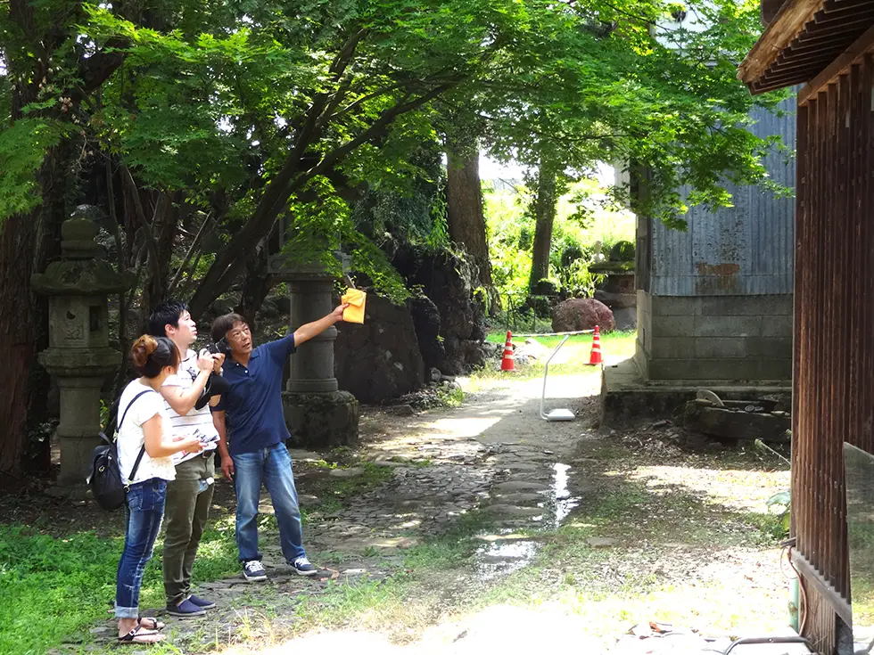 ガイドの説明を聞く来訪者