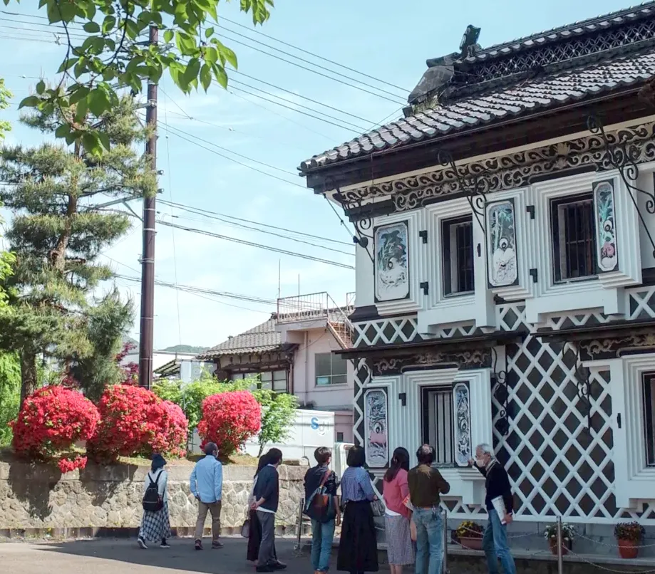 旧機那サフラン酒製造本舗の庭園と建物外観