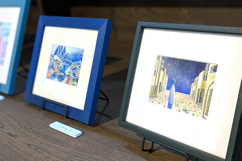額装された作品の展示の様子