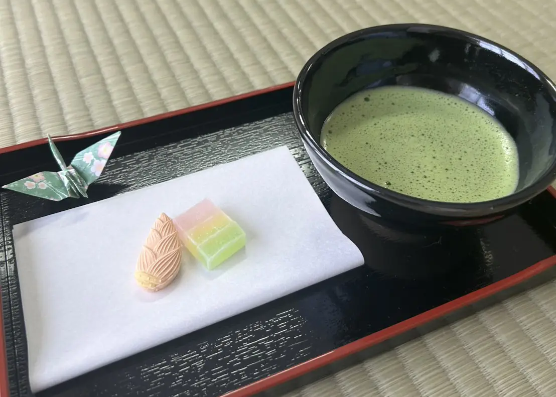 楓花で提供されるお抹茶と干菓子