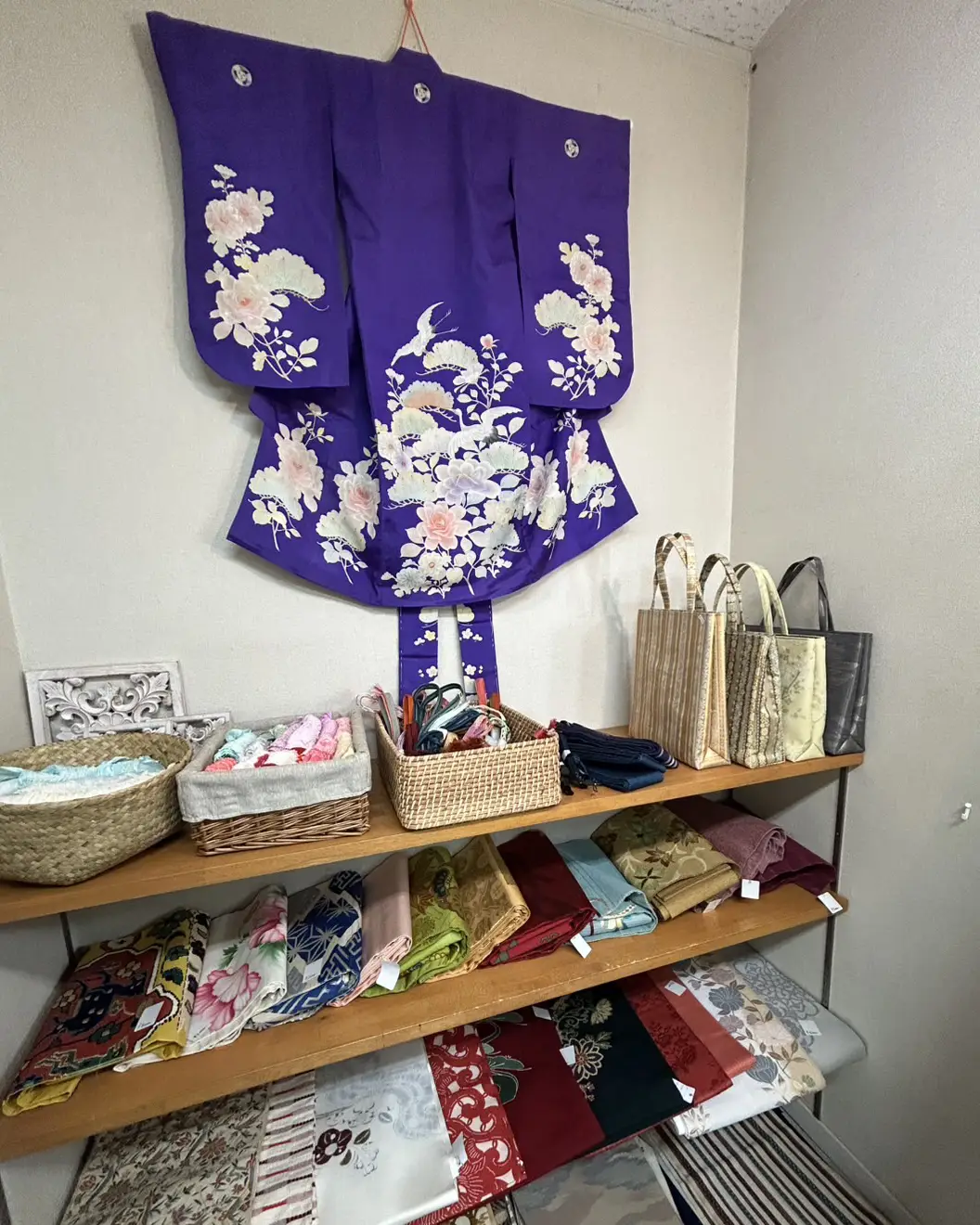 楓花の店内に並ぶ着物と和小物の棚