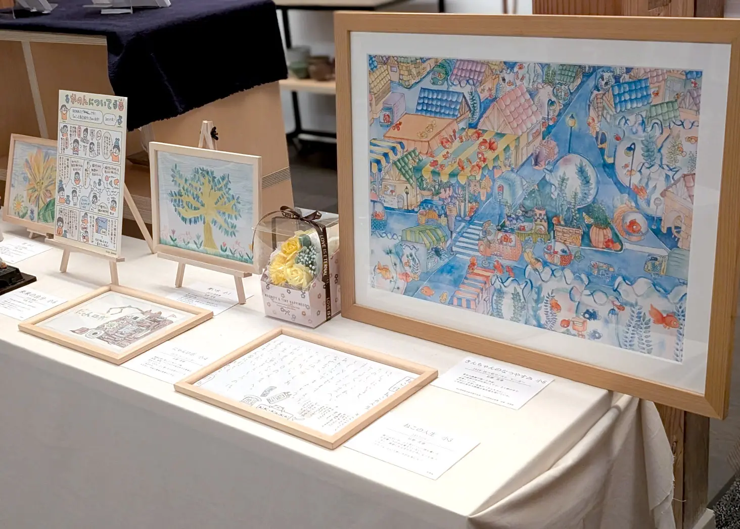 小学生時代の作品が並ぶ展示コーナー