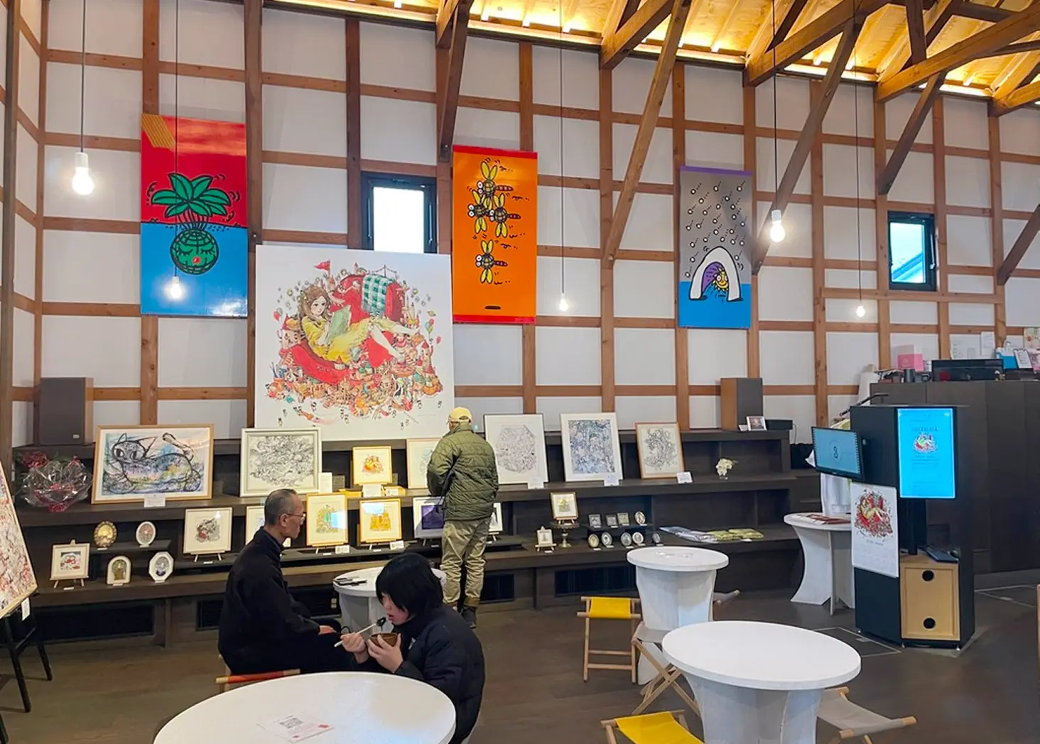 米蔵に展示された作品と鑑賞する来場者