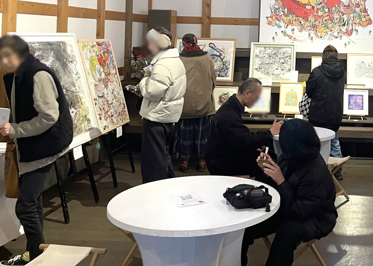 作品を鑑賞する来場者