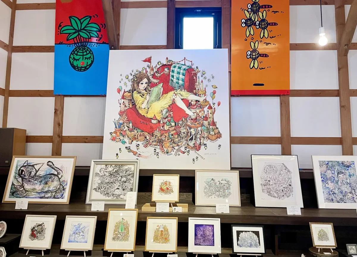 奥の壁に展示された作品「NOSTALGIA」