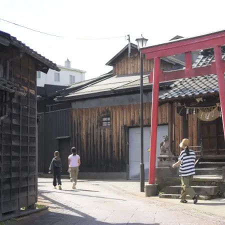 摂田屋の旧三国街道を歩く人々