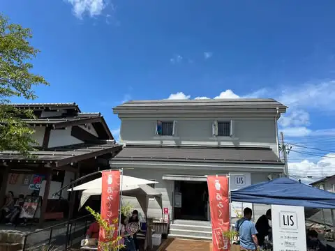ブックスはせがわが入るLIS摂田屋の外観