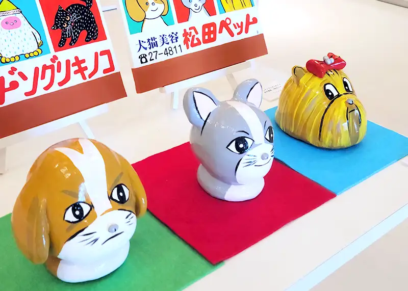 APM会場に並ぶ犬をモチーフにした立体作品