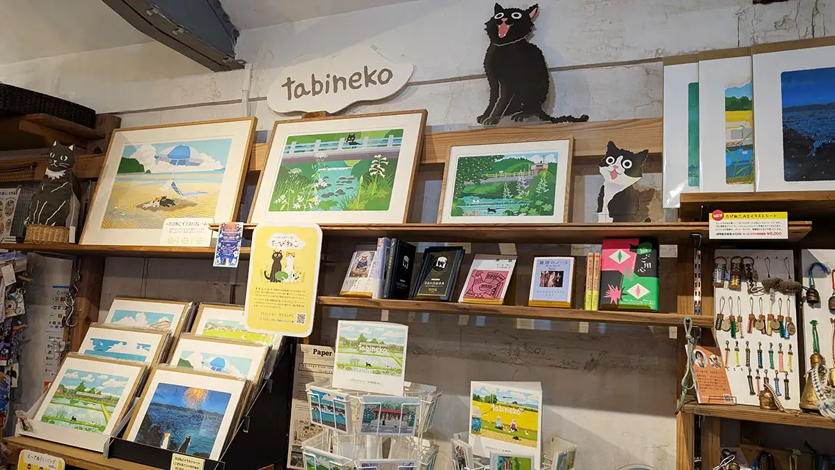 ブックスはせがわの本や雑貨とともに並ぶ「にゃんにゃんにゃん展」の作品