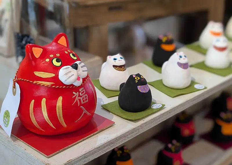 「にゃんにゃんにゃん展」に並ぶ猫をモチーフにした立体作品