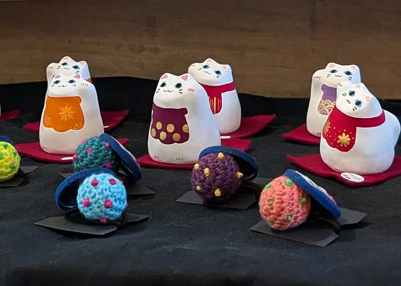 猫をモチーフにした小さな立体作品と編み作品
